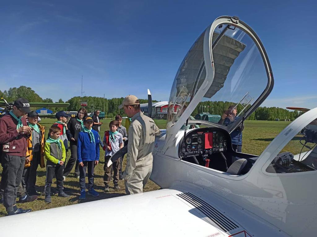 Небо, самолет, школьники